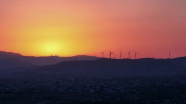 Dağ Rüzgârı Üzerine Gün Batımı: Yeşil Enerji Üretimi ve Alacakaranlık Güzelliği. Yüksek kalite 4k görüntü