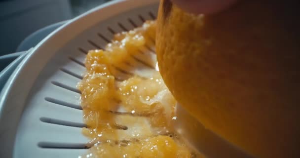 Makro Slow Motion Video Apelsinjuice Som Ses Juiceapparat Citrusfruktköttet Separeras — Stockvideo