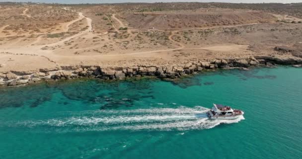 Vista Aérea Barco Lujo Navegando Agua Turquesa Del Mar Cerca — Vídeos de Stock