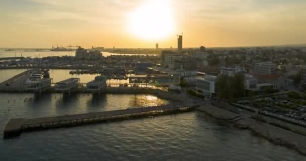 Luchtfoto Hyperlapse Van Het Stadsbeeld Nabij Zee Bij Zonsondergang Stadsleven — Stockvideo