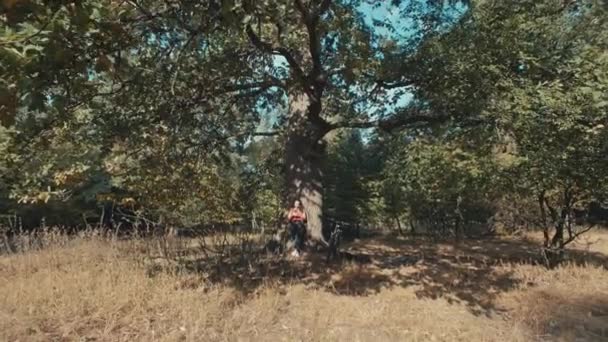 那女孩在森林里骑自行车 女人在公园骑自行车 积极的娱乐和生活方式 高质量的4K镜头 — 图库视频影像