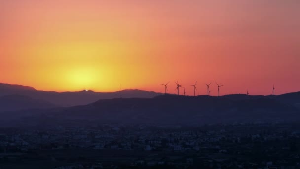 Dağ Rüzgârı Üzerine Gün Batımı Yeşil Enerji Üretimi Alacakaranlık Güzelliği — Stok video