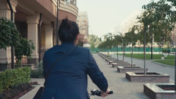 Деловая Женщина Утрам Едет Работу Бизнес Центр Велосипеде Вид Сзади — стоковое видео