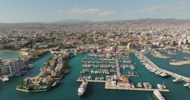 Limasol Marina Üzerindeki Altın Gün Batımı: Kıbrıs Kıyı Güzelliğinin Hava Görüntüsü. Yüksek kalite 4k görüntü