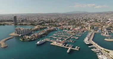 Altın Saat: Kıbrıs Rum Kesimi 'ndeki Limasol Marina ve Serene Mediterranean Coastline' ın Havadan Görüntüleri. Yüksek kalite 4k görüntü
