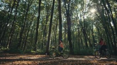 Aile Anları: Doğa Ana 'nın Huzuru' nda Birlikte Bisiklet Sürme. Yüksek kalite 4k görüntü