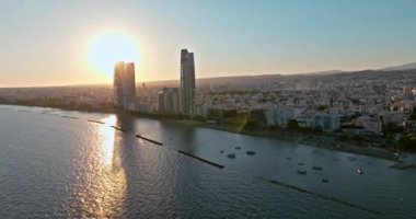Hava sükuneti: Limasol Şehrinin Akdeniz Üzerindeki Görkemli Akşamına Tanık Olmak. Yüksek kalite 4k görüntü