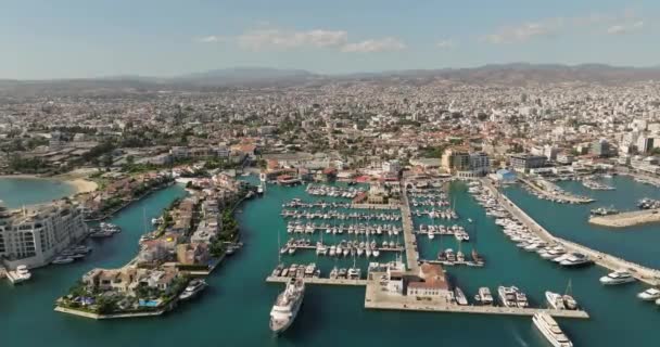 リマソル マリーナ上空のゴールデンサンセット キプロス海岸の美しさの空中ビュー 高品質の4K映像 — ストック動画