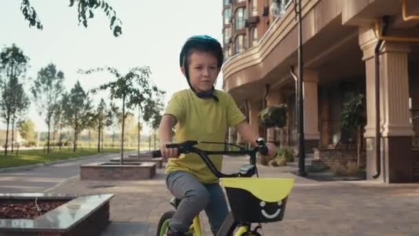 Feliz Chico Sonriente Activo Casco Montado Bicicleta Niño Está Jugando — Vídeos de Stock