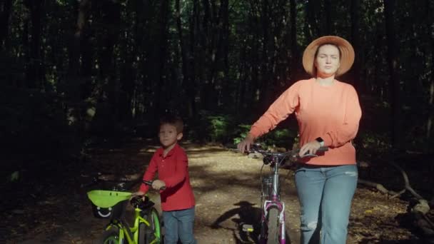 Мать Сын Отправляются Прогулку Велосипедах Солнечный Летний Парк Хороший День — стоковое видео
