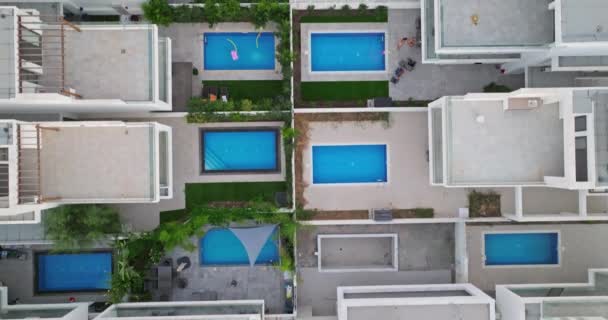 空中景观现代建筑豪华别墅与游泳池 一个美丽的地区城外的一个公园 高质量的4K镜头 — 图库视频影像