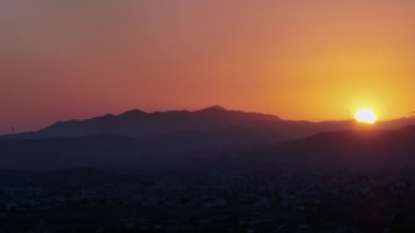Kıbrıs dağlarında hava manzaralı gün batımı. Dağ sıralarının güzel doğa siluetleri. Yüksek kalite 4k görüntü