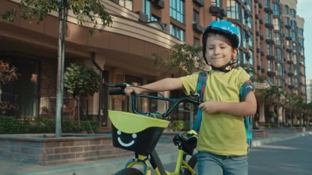 Мальчик Велосипедом Рюкзаком Шлеме Ходит Школу Ребенок Ходит Уроки Высококачественные — стоковое видео