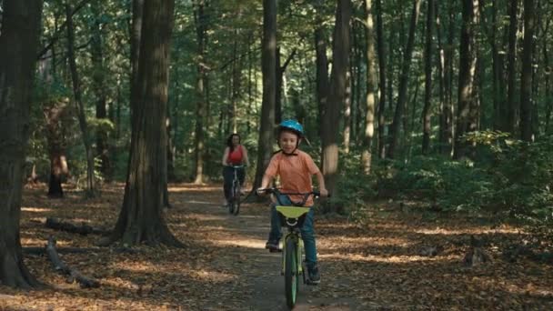 Счастливая Семья Катается Велосипедах Вместе Лесу Мать Сын Активно Отдыхают — стоковое видео