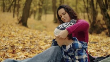 Autumns Warmth: Anne ve Oğlu Piknikte Değerli Anları Paylaşır. Yüksek kalite 4k görüntü