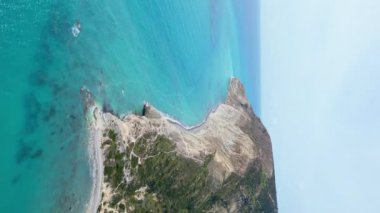Kıbrıs 'ın doğal manzarasının havadan görünüşü. Akdeniz kıyısındaki altın kumlu plajlar dağ doğasının güzel bir manzarasıyla. Yüksek kalite 4k görüntü