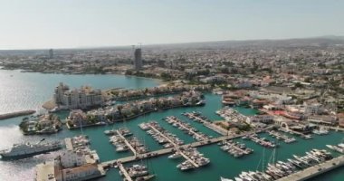 Kıbrıs Rum Kesimi, Limasol Marina 'nın havadan görünüşü. Tekneler ve yatlar şehrin güzel bir limanında demirli. Yüksek kalite 4k görüntü
