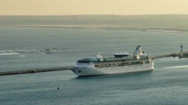 Seaside Bliss: Bir Grand Cruise yolcu gemisinin havadan görüntüsü benzersiz bir rahatlama, aktif yaşam tarzı ve beş yıldızlı konfor sunuyor. Yüksek kalite 4k görüntü