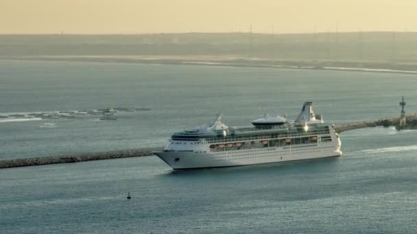 Seaside Bliss Aerial Glimpse Grand Cruise Liner Προσφέροντας Απαράμιλλη Χαλάρωση — Αρχείο Βίντεο