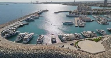 Hava Senfonisi: Lüks Yatların Azure Waters ile buluştuğu Limasol Marina Güzelliğinde Eğlence. Yüksek kalite 4k görüntü