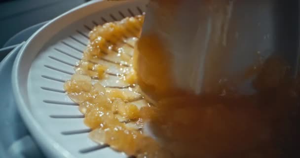 Makro Zeitlupenvideo Vom Entsaften Einer Orange Zum Frühstück Der Küche — Stockvideo