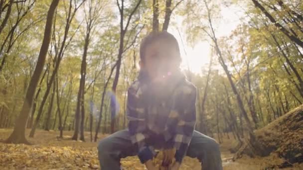 Περιτριγυρισμένο Φθινόπωρο Ένα Χαρούμενο Παιδί Που Ακούει Γέλιο Καθώς Φύλλα — Αρχείο Βίντεο