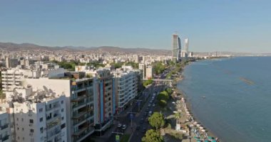 Limasol, Kıbrıs Rum Kesimi Açıklandı: Şehir İhtişamı 'nın Havadan Keşfi, Yüksek Gökdelenler ve Sükunet Rıhtımı. Yüksek kalite 4k görüntü