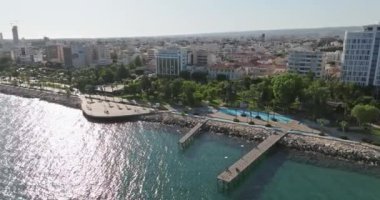 Kıbrıs Rum Kesimi 'nin Limasol setinin havadan görünüşü. Adanın rıhtımındaki güzel modern mimari. Yüksek kalite 4k görüntü