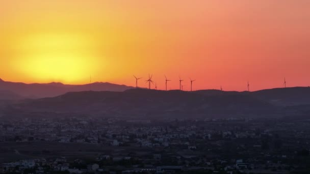 Glimpse Sustainable Future Vindkraftverk Det Majestätiska Bergslandskapet Vid Solnedgången Högkvalitativ — Stockvideo
