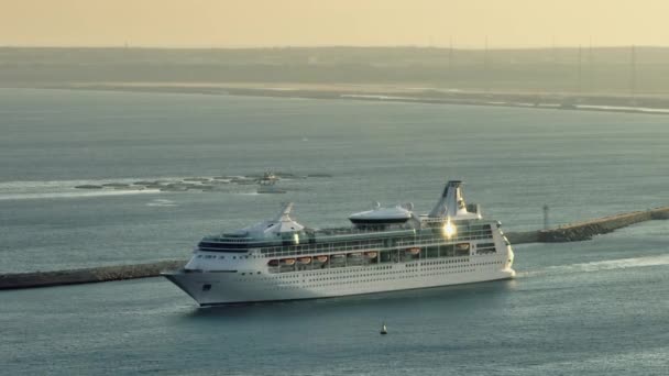 Вид Воздуха Средиземноморский Круизный Лайнер Luxari Rest Путешествие Корабле Европе — стоковое видео