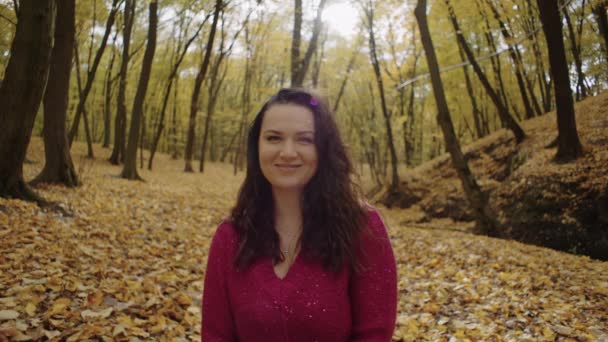 Zeitlupe Porträt Eines Mädchens Dem Gelbe Blätter Fliegen Einem Herbstlichen — Stockvideo
