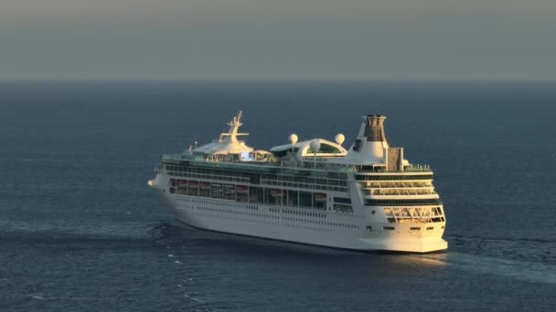 Ultimate Seafaring Experience Luxury Cruise Liners Opulent Amenities Active Lifestyle — Stok video