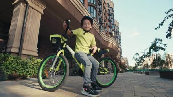 Портрет Мальчика Велосипедном Шлеме Сидящего Велосипеде Веселые Активные Детские Игры — стоковое видео