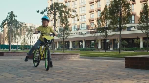 Energetikus Ifjúsági Kerékpáros Viselő Biztonsági Felszerelés Fedezze Fel Városi Táj — Stock videók