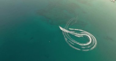 Mavi denizin dalgalarında yüzen iki teknenin hava görüntüsü iz bırakıyor. Okyanusta aktif dinlenme ve rahatlama. Yüksek kalite 4k görüntü
