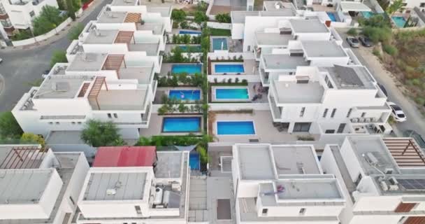 Vista Aérea Apartamentos Lujo Villas Con Piscinas Arquitectura Moderna Barrio — Vídeos de Stock