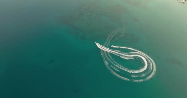 Légi Felvétel Két Hajóról Melyek Kék Tenger Hullámain Hajóznak Nyomot — Stock videók