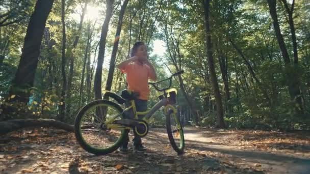 Ребенок Надевает Защитный Велосипедный Шлем Едет Велосипеде Парк Активный Безопасный — стоковое видео