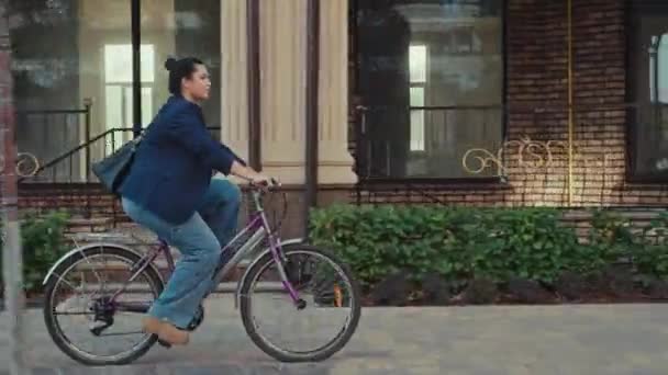 Белая Женщина Костюме Велосипеде Едет Офис Экологический Транспорт Городе Девушка — стоковое видео