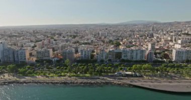 Kıbrıs Rum Kesimi 'nin Limasol kentinin hava manzarası. Akdeniz adasındaki kentte gezinti güvertesi ve deniz seti. Yüksek kalite 4k görüntü