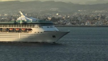 Bir Akdeniz yolcu gemisinin hava görüntüsü. Rahatlamak ve rahatlamak için Avrupa 'nın denizlerinde lüks bir tatil. Yüksek kalite 4k görüntü