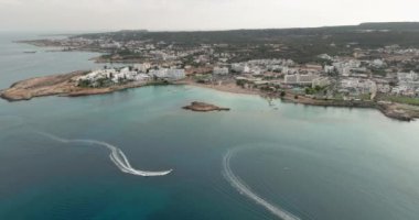 Kıyı Zarafeti: Kıbrıs Rum Kesimi 'nin Protaras kentindeki Lüks Yat ve Sürat teknelerinin havadan görünüşü. Yüksek kalite 4k görüntü