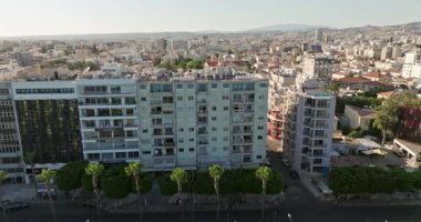 Kıbrıs 'ın Limasol kentindeki kıyı denizinin havadan görünüşü. Şehrin şehir merkezinde yüksek binaları olan bir mimari yapıya sahip. Yüksek kalite 4k görüntü
