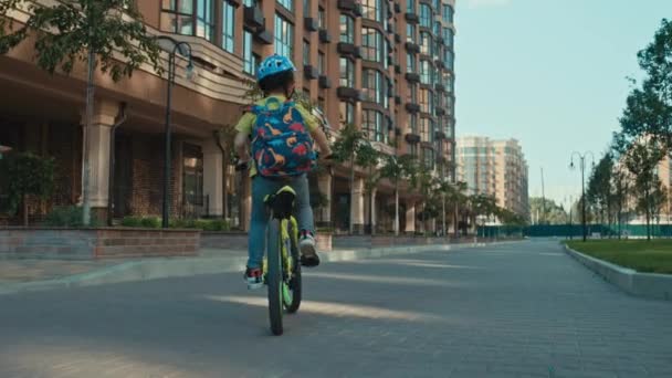 Uczeń Plecakiem Chodzi Szkoły Rowerze Ulicami Miasta Dziecko Pędzi Klasy — Wideo stockowe