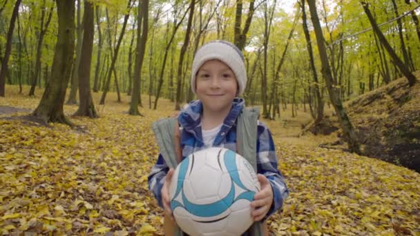 Porträtt Pojke Med Boll Händerna Höstskogen Ett Barn Spelar Fotboll — Stockvideo