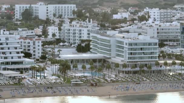 Вид Повітря Лінію Готелю Узбережжі Кіпру Прекрасний Відпочинок Пляжах Лежаками — стокове відео