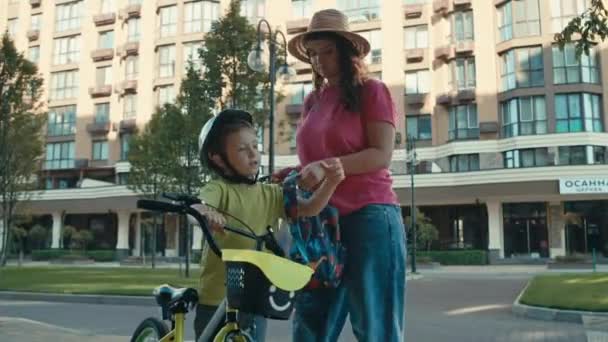 Bir Anne Oğlunu Bisikletle Okula Gönderir Kadın Çocuğun Üzerine Bir — Stok video