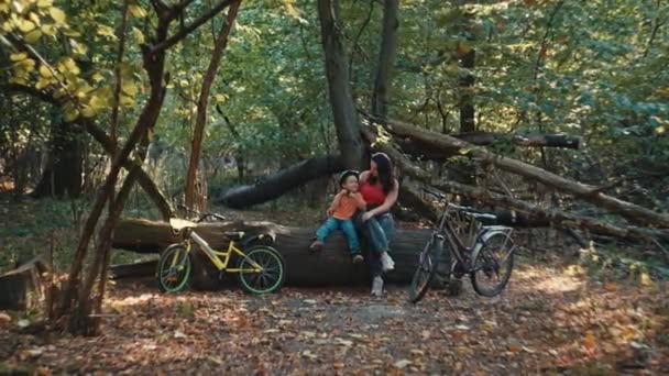 セリーン ウッドランド リトリート 母と息子は自然のハートで楽しい自転車を楽しみます 高品質の4K映像 — ストック動画