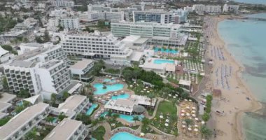 Lüks Deniz Kenarı İnzivası: Protaras 'ın Havadan Bakışı, Kıbrıs Rum Kesimi Otelleri ve Resortları. Yüksek kalite 4k görüntü