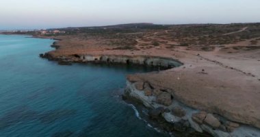 Cavo Greco 'da Altın Saat: Kıbrıs Rum Kesimi' ndeki Deniz Mağaraları ve Doğanın Görkemli Hava Görüntüleri. Yüksek kalite 4k görüntü